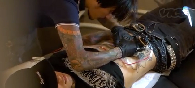 mutsuo tattooing stomach