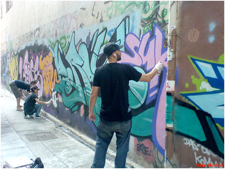 persue painting graffiti